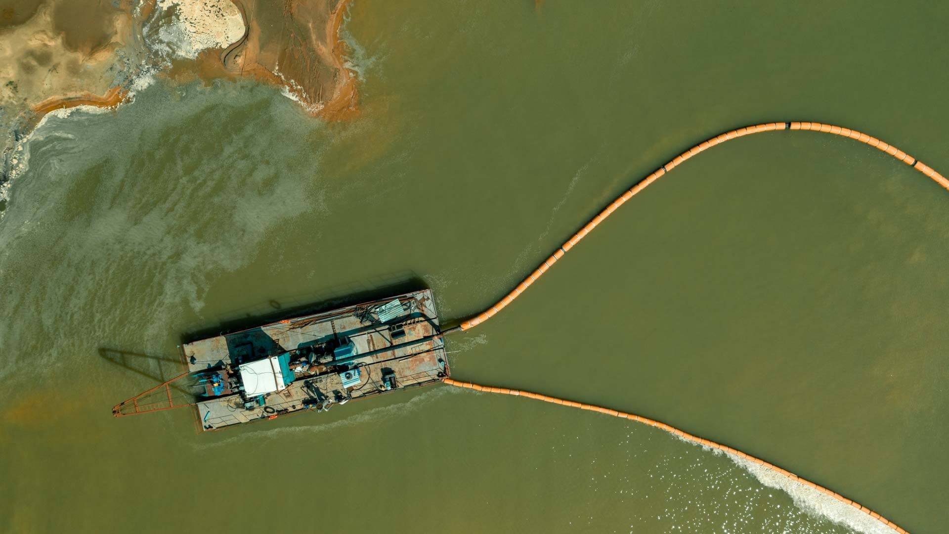 A Comparison of Lake Dredging Equipment Hydraulic vs. Mechanical Options